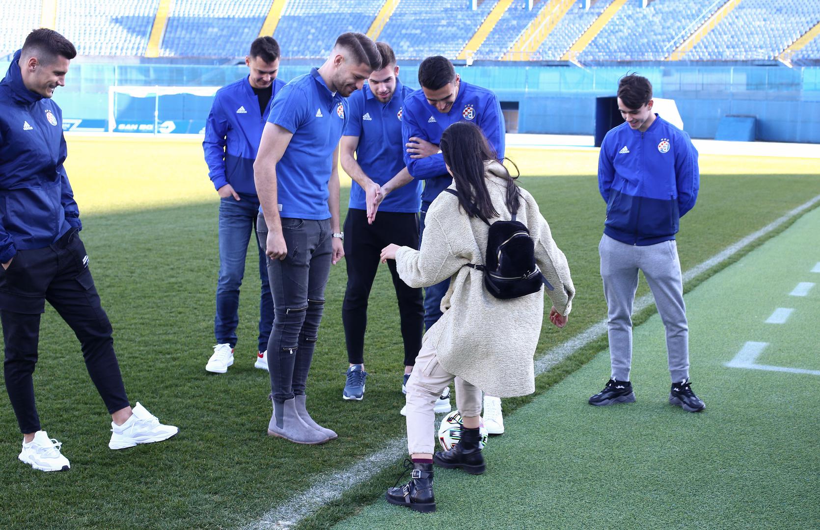 Često ih veže fama kako nogometaši i misice dolaze u paketu, a na Maksimiru su se danas u prijateljskom raspoloženju družili upravo nogometaši kluba iz Maksimira i kandidatkinje izbora za Miss Universe. 