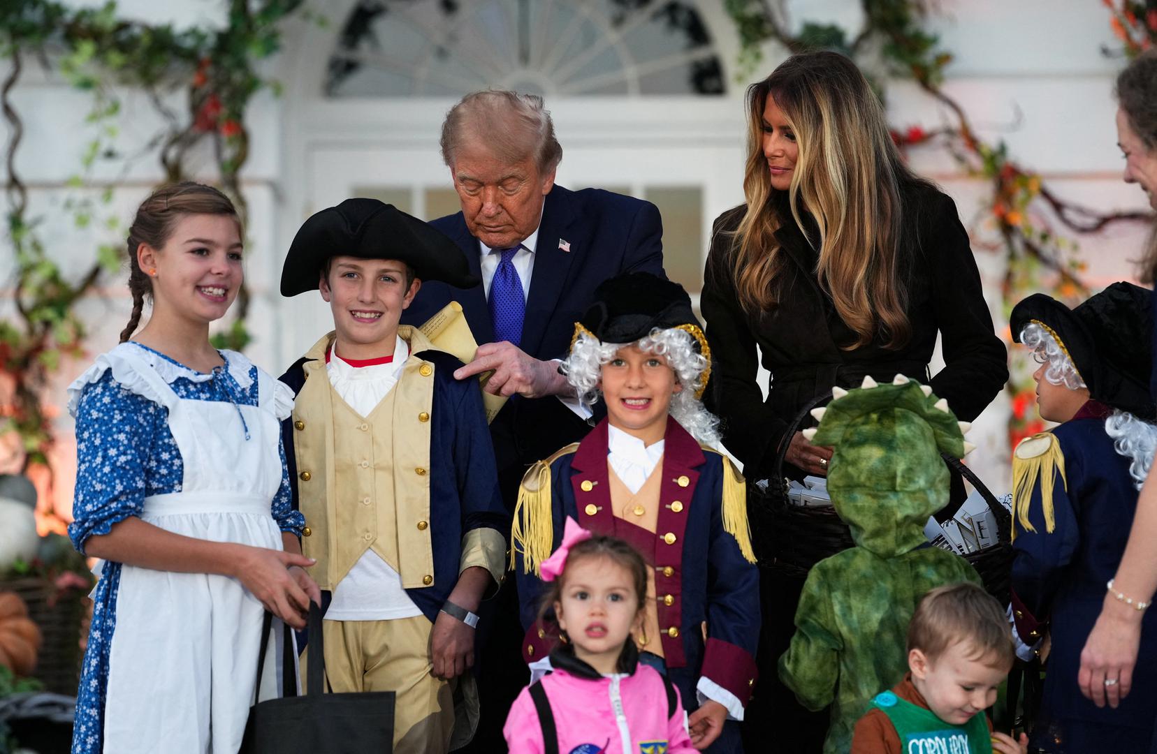 Jedan dječak, odjeven poput američkog povijesnog državnika, privukao je pozornost kada je Trumpu pružio dokument nalik američkom Ustavu ili Deklaraciji neovisnosti i zamolio ga za potpis. Američki predsjednik također je potpisao odijela dvojice dječaka odjevenih u automobilističke vozače