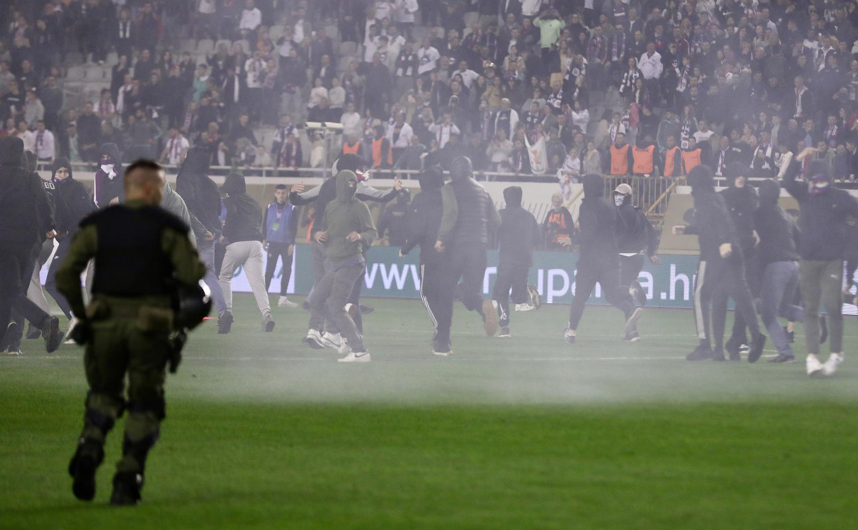 Međutim, nakon toga su navijači Hajduka gađali policajce sjedalicama.