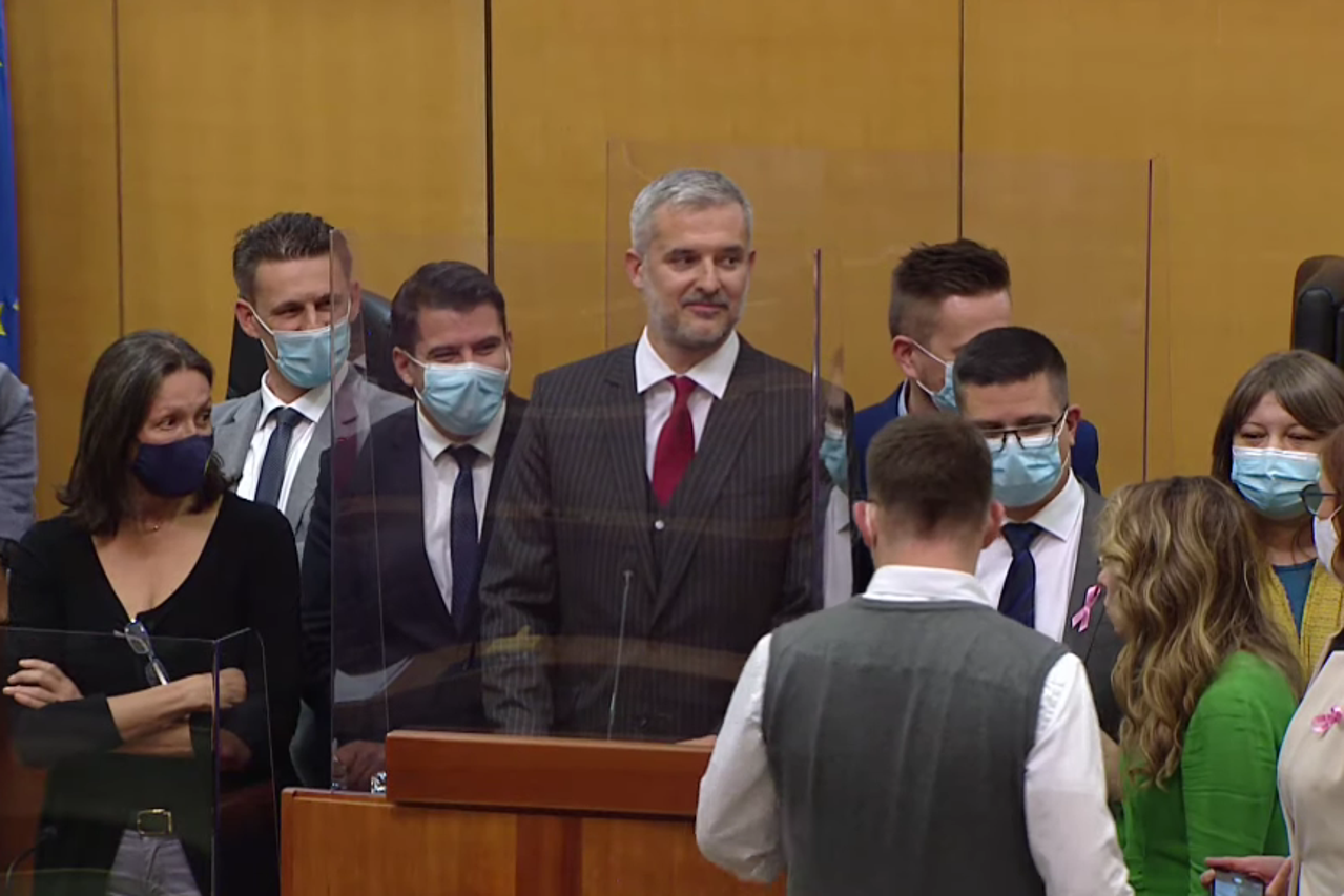 Sabor, oporba zauzela govornicu