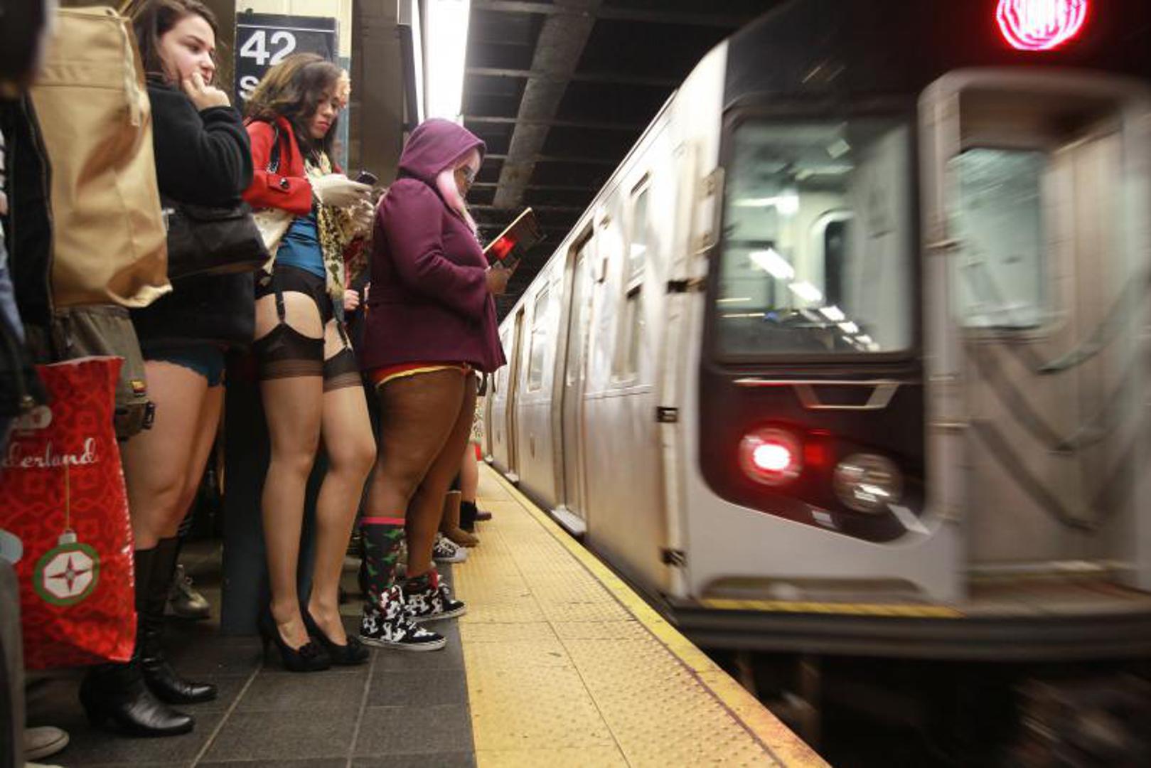 Женщины без штанов. В метро без штанов. Женщины в юбках в метро. Дама в метро. Женщины в колготках в метро.