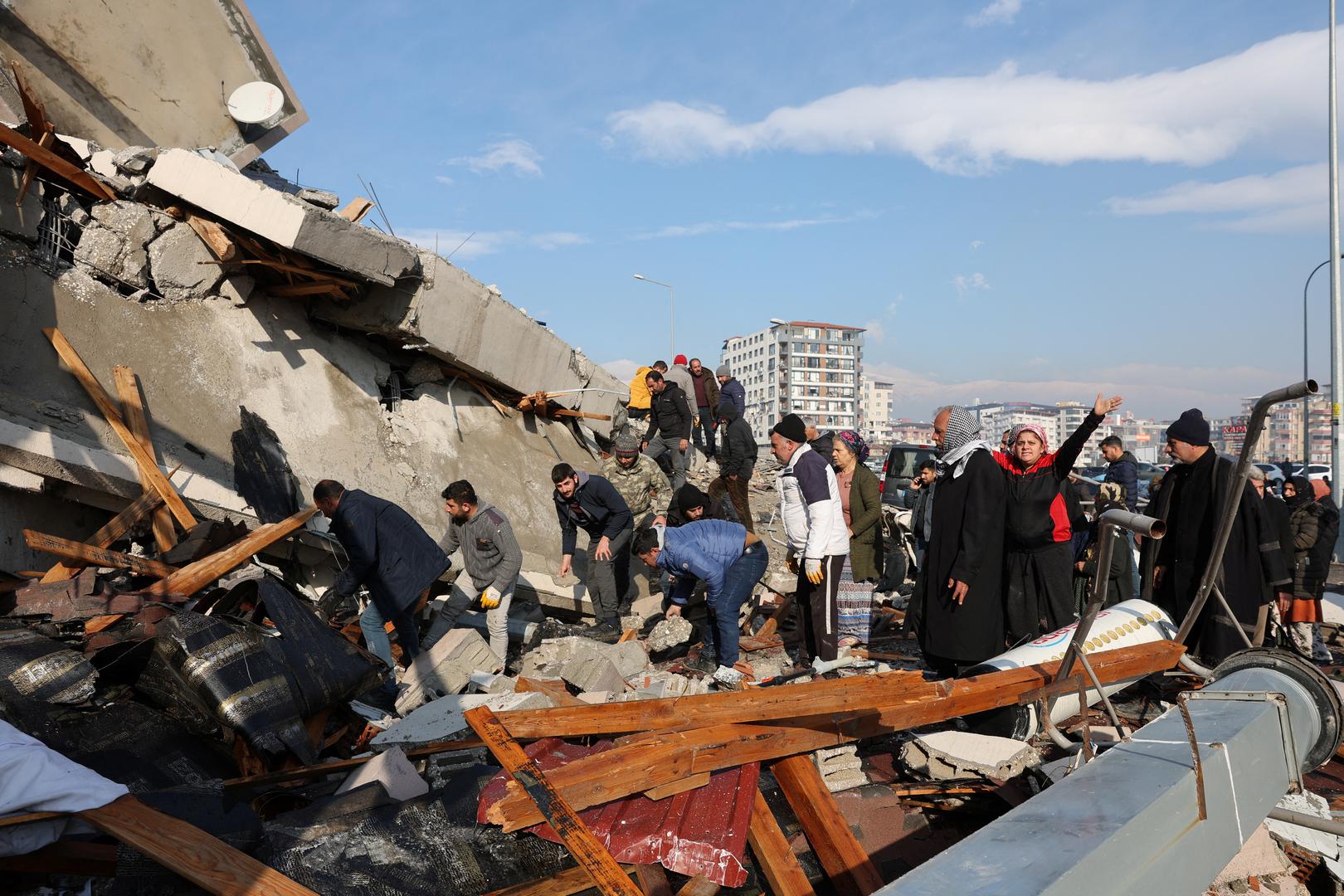People look amid rubble as the search for survivors continues following an earthquake in Hatay, Turkey, February 7, 2023. REUTERS/Umit Bektas Photo: UMIT BEKTAS/REUTERS