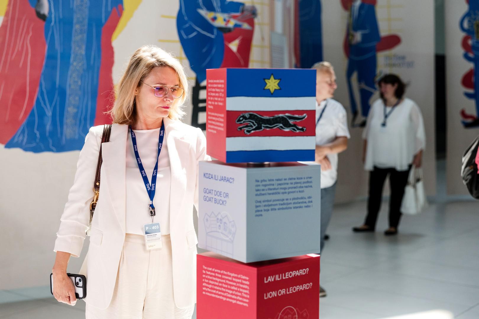 Posebno mjesto u novom postavu zauzima velika karta svijeta na kojoj je riječ "domovina" ispisana na brojnim jezicima. Posjetitelji su pozvani pronaći svoj jezik i označiti mjesto koje smatraju domom, pretvarajući izložbu u zajedničku kartu osobnih priča ljudi koji svakodnevno prolaze kroz zračnu luku