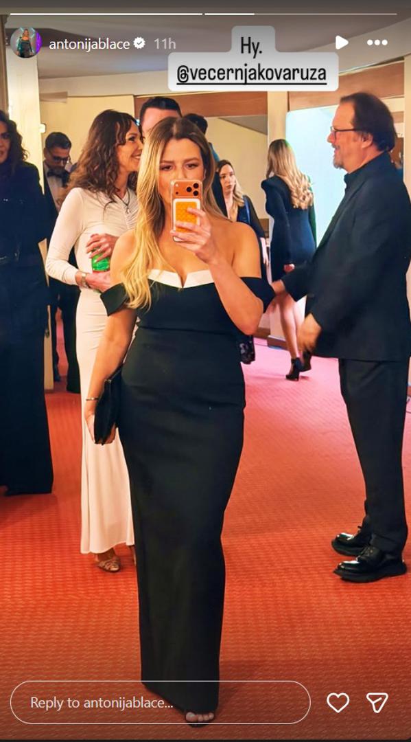 Voditeljica Antonija Blaće snimila je selfie nakon dodjele