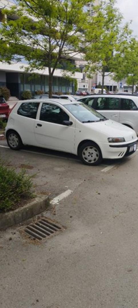 Prodaje se i Fiat Punto za 500 eura, 2002. godište. Automobil je prešao 247.000 km te ga na oglas stavlja drugi vlasnik. Ovaj Fiat je u Zagrebu, Trnje, dizelaš je, a snaga motora mu je 63 kW.