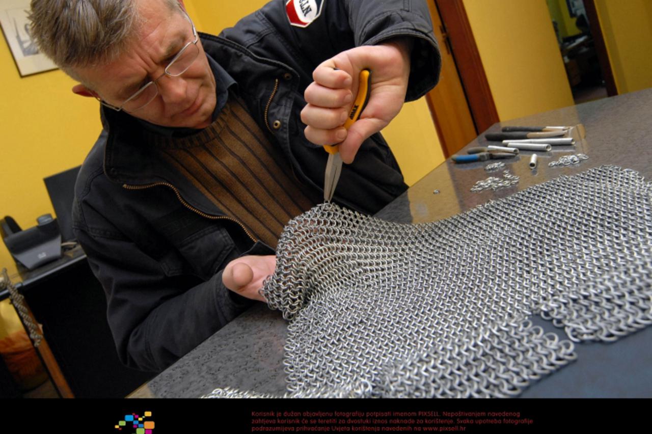 '03.01.2013., Slavonski Brod - Brodjanin Zeljko Matusko izradjuje zicane viteske kosulje, tzv.veriznjace koje su nekada rimske i srednjovjekovne vojnike stitile od uboda i posjekotina maca ili sablje.