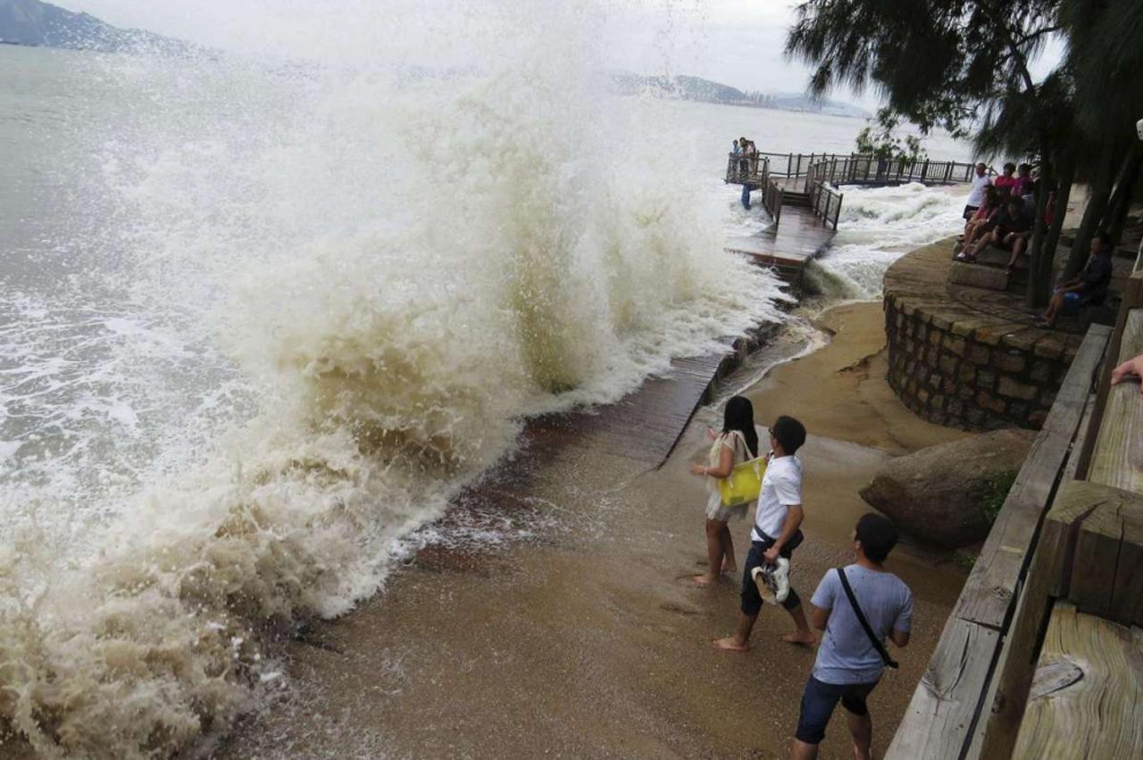 Ураган на пхукете. Пхукет ураган. Шторм на острове. Ураган фото. Пхукет ураган.