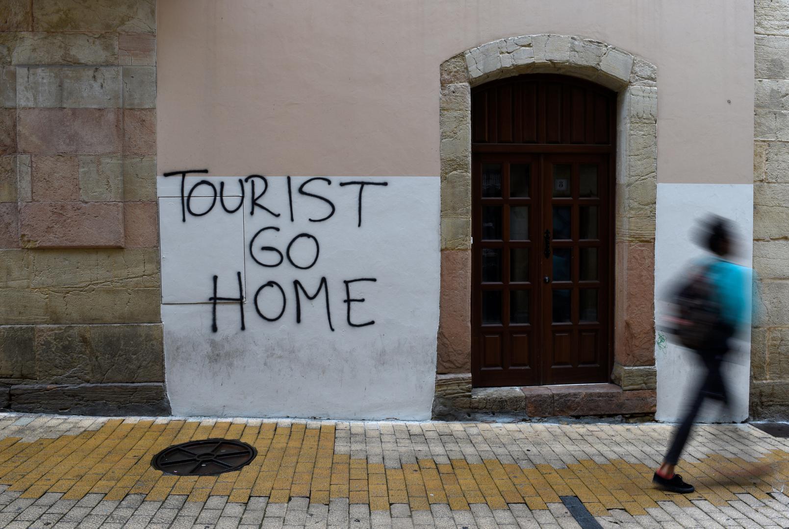 Druga poruka koja je osvanula u tom španjolskom gradu je "Turisti, vratite se kući'.