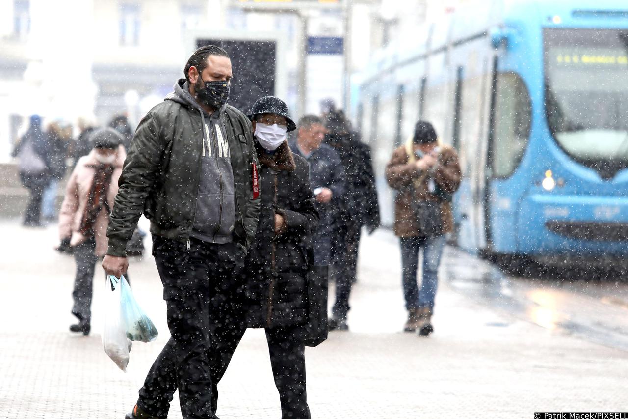 U prijepodnevnim satima u Zagrebu počeo padati snijeg