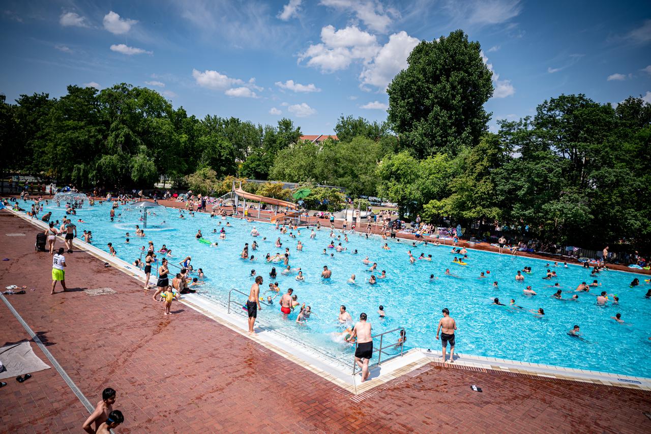 At summer temperatures to the outdoor pool in Berlin
