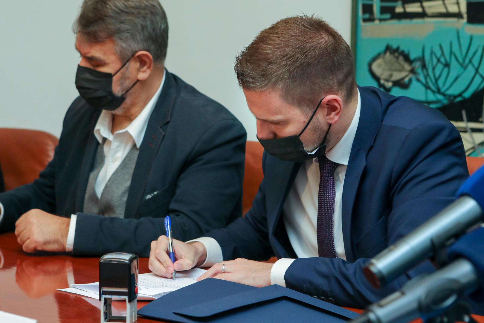 11.11.2021., Osijek - Potpisivanje ugovora o izvodjenju radova na izgradnji podvoznjaka u Ulici Sv. B. L. Mandica izmedju Grada Osijeka i izvodjaca radova.