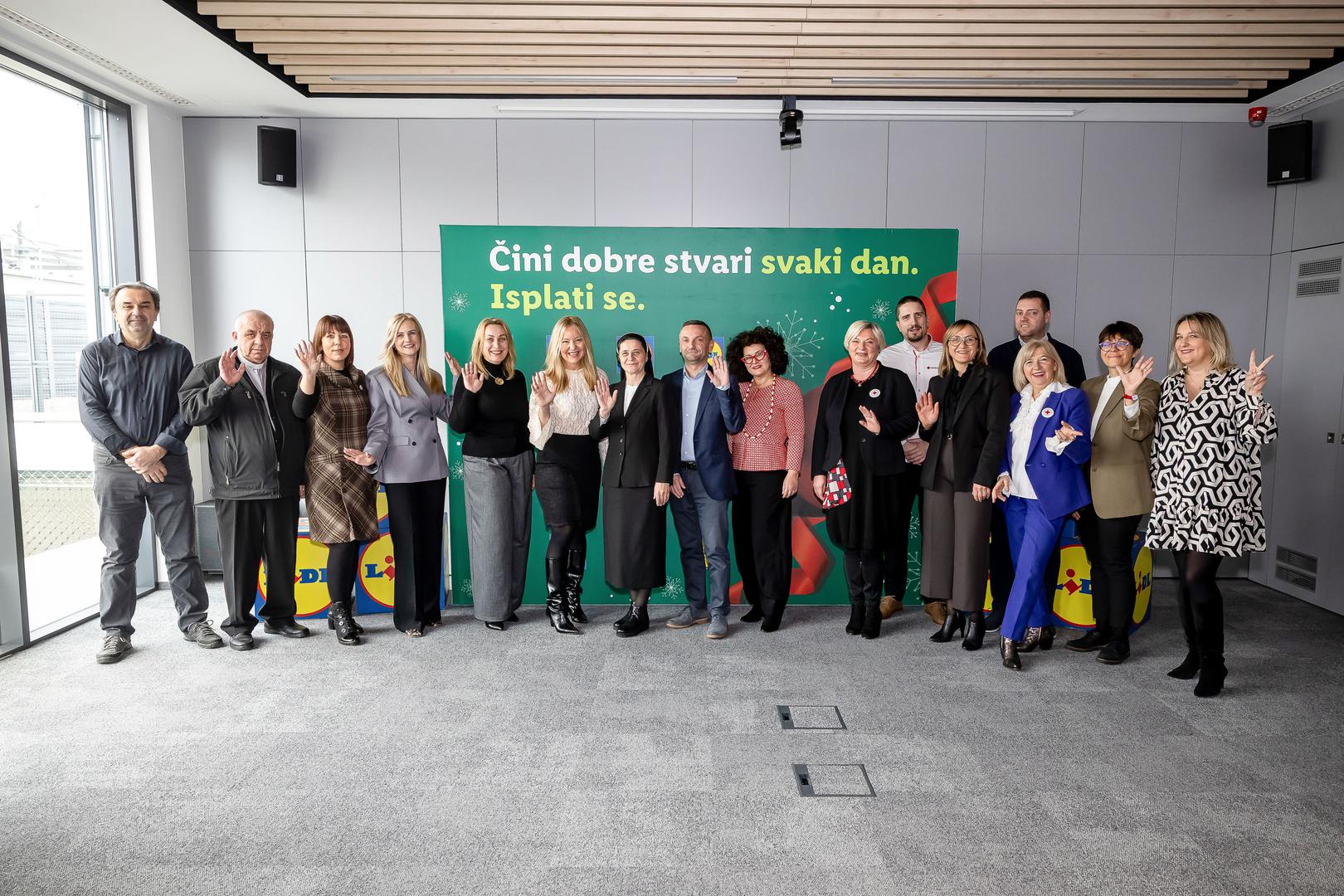 Predstavnici Lidla sa svim primateljima blagdanskih donacija