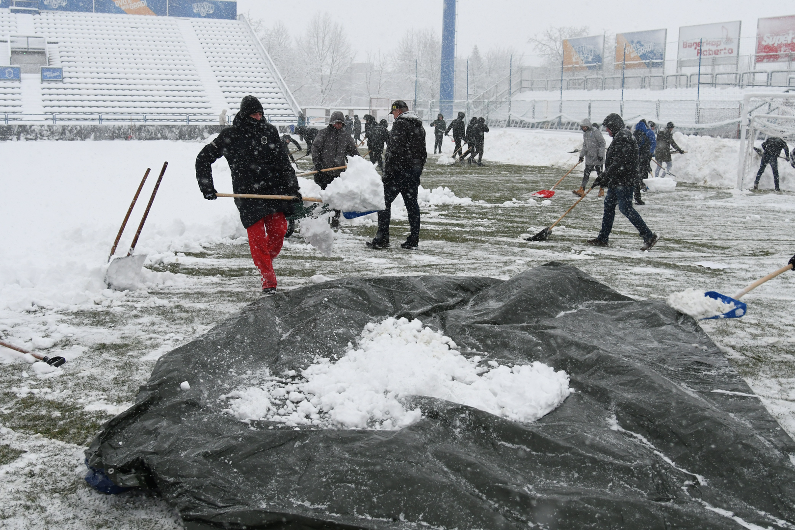 Obećali su besplatne karte za nedjeljnu utakmicu navijačima koji se odazovu, a čini se da je akcija uspjela jer na stadionu se skupilo mnoštvo navijača koji su pomogli u čišćenju terena.