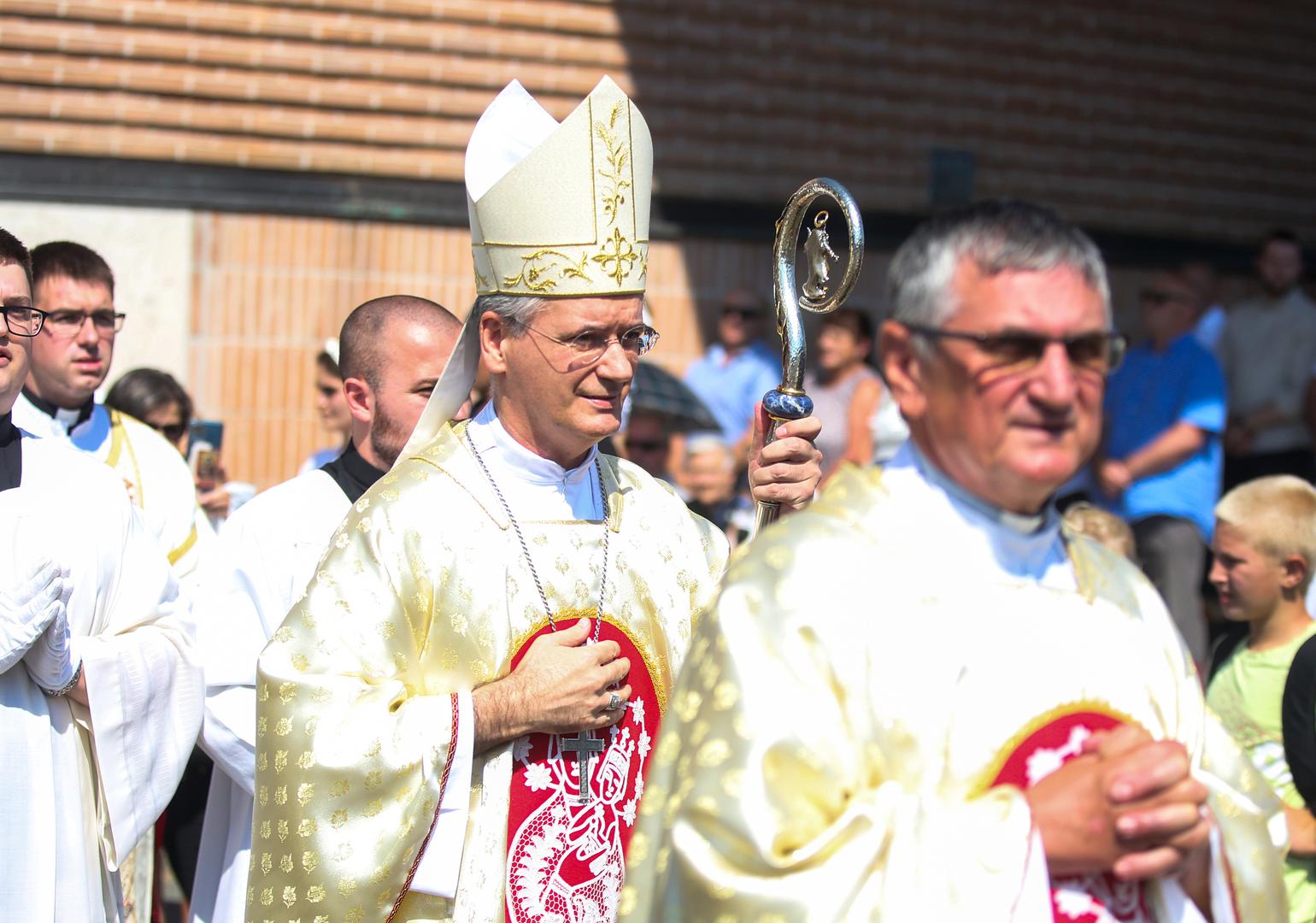Nauk o Marijinu uznesenju na nebo proglasio je 1. studenog 1950. papa Pio XII., a službenom proglašenju prethodila je duga tradicija slavljenja, stara kao i samo kršćanstvo.