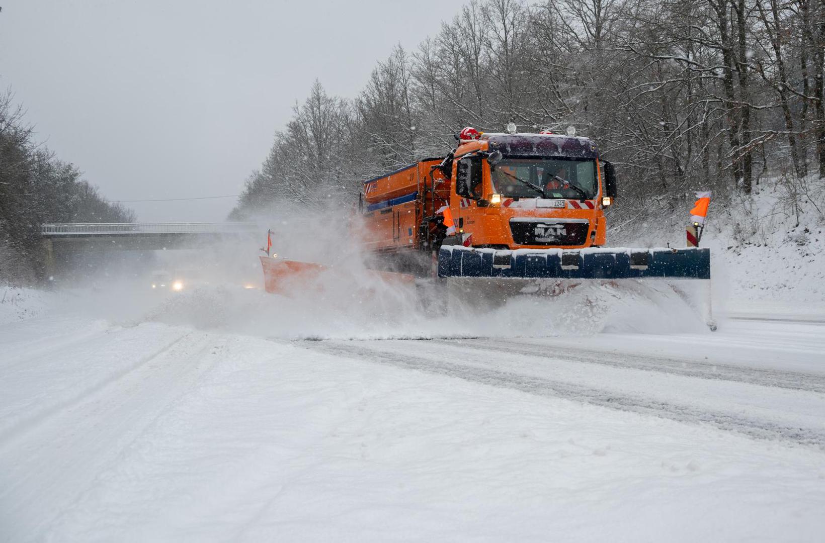 18 January 2024, -: A road maintenance vehicle clears snow from the B52. Photo: Harald Tittel/dpa Photo: Harald Tittel/DPA