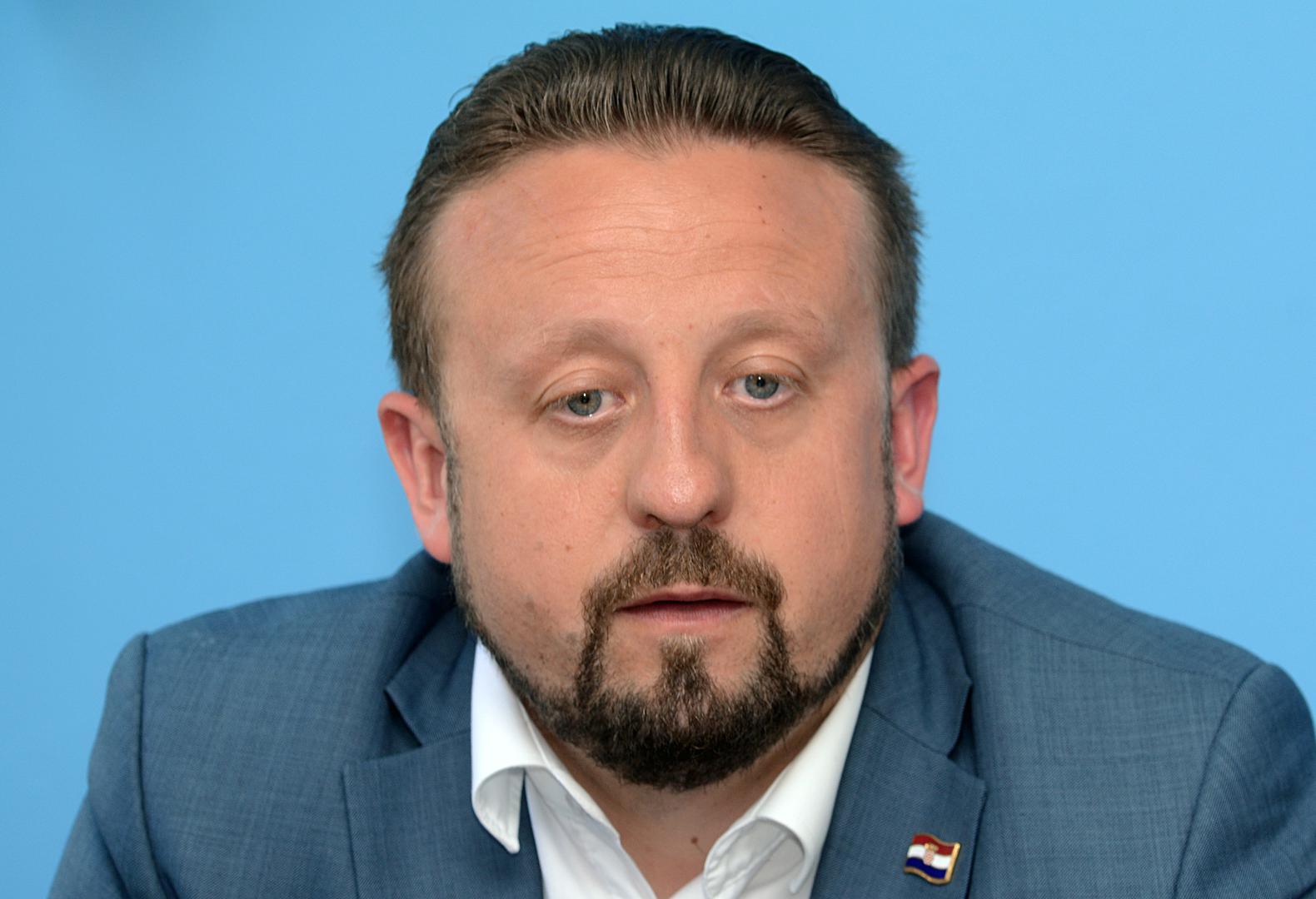 Ivan Tepeš, zamjenik ravnatelja HMI-a - Bivši predsjednik HSP-a AS trebao je otići na ispražnjeno mjesto u Europski parlament. Od toga je odustao, u EU parlament otišla je HDZ-ovka, a on je imenovan zamjenikom ravnatelja Hrvatske matice iseljenika (HMI).