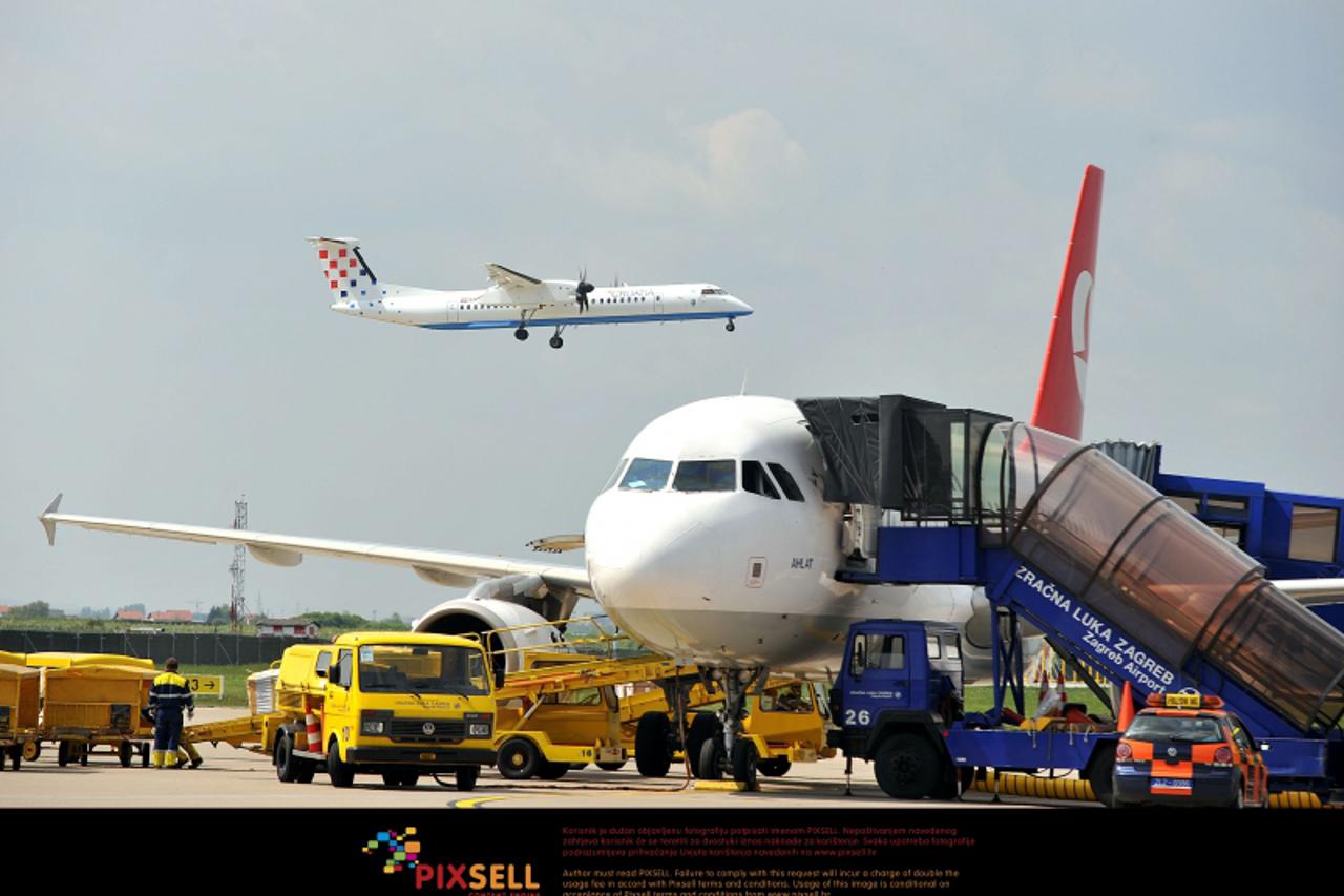 '28.04.2010., Zagreb - Avion Croatia Airlinesa slijece u Zracnu luku Zagreb.  Photo: Goran Stanzl/PIXSELL'