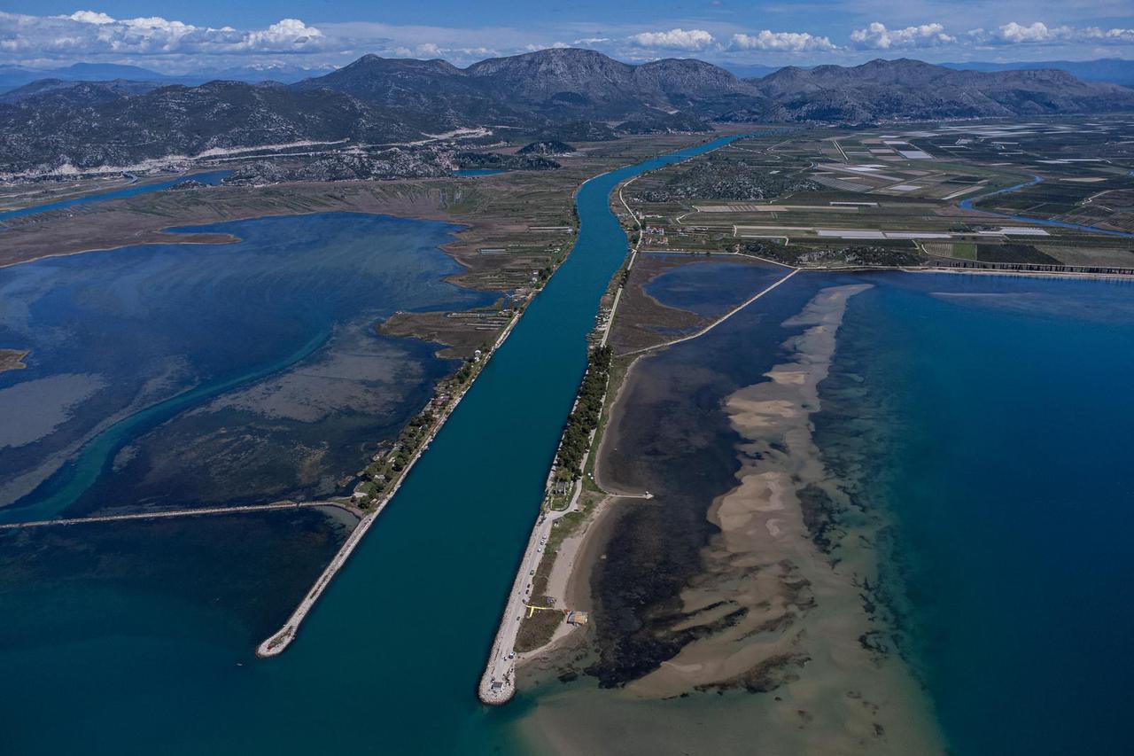 Pogled iz zraka na ušće rijeke Neretve 