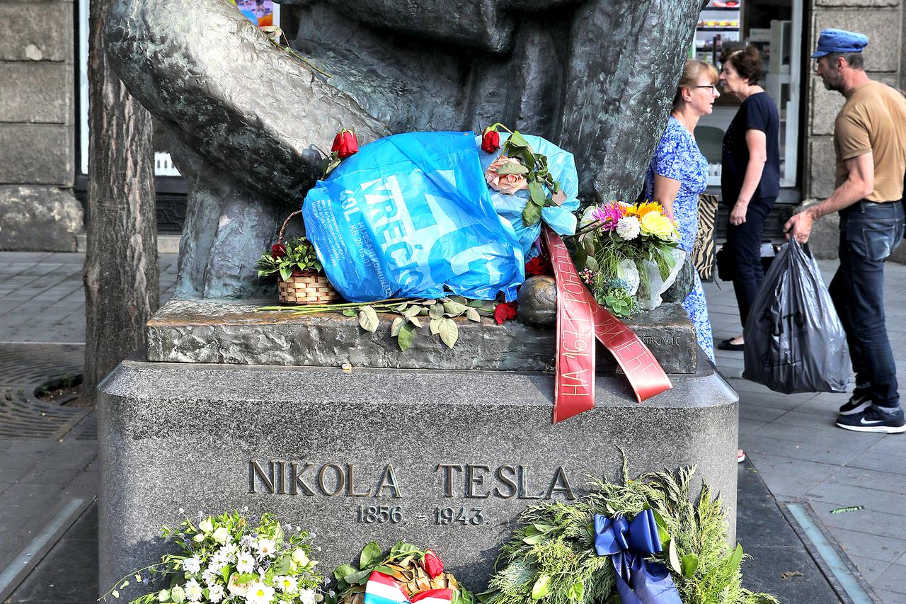 Zagreb: Spomenik Nikoli Tesli u centru grada osvanuo je "ukrašen" smećem