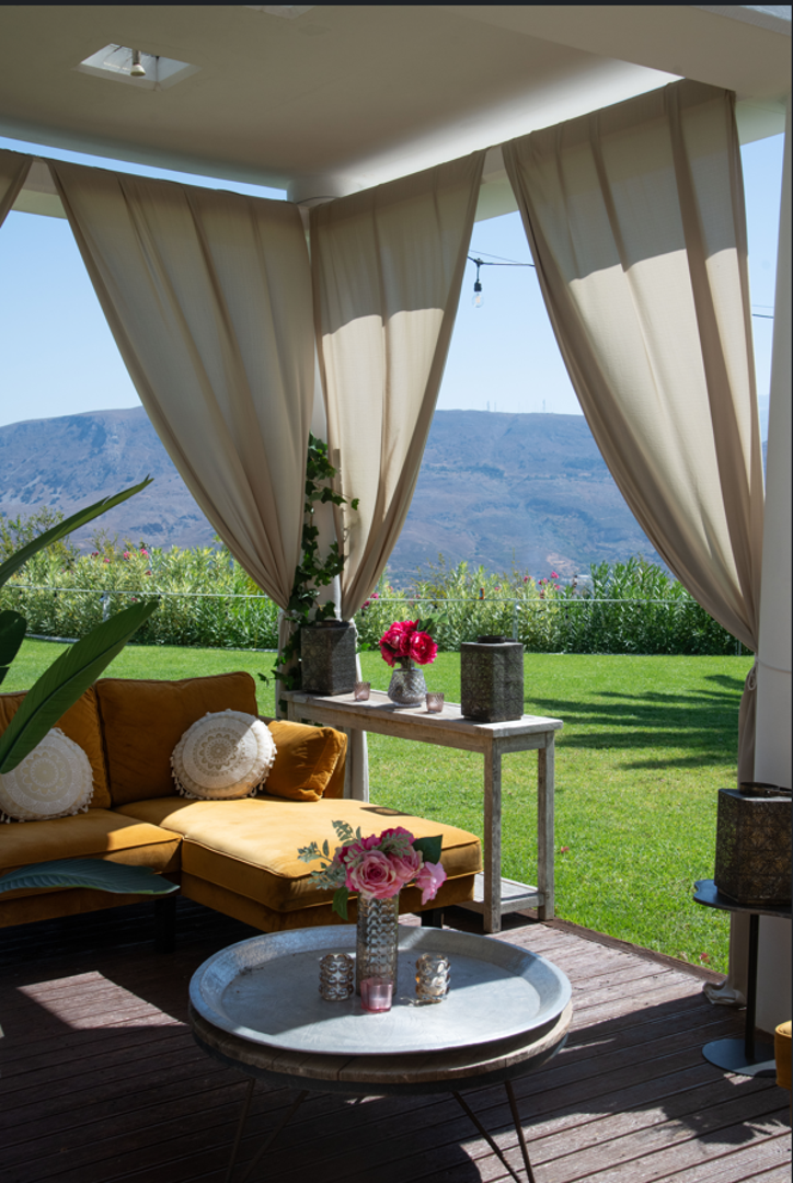 Na idiličnom brdašcu, u zelenilu i daleko od očiju javnosti, smještena je raskošna mediteranska rezidencija na 815 metara kvadratnih, koja će djevojkama, Petru i Karlu omogućiti potpunu privatnost za neometano druženje i uživanje.