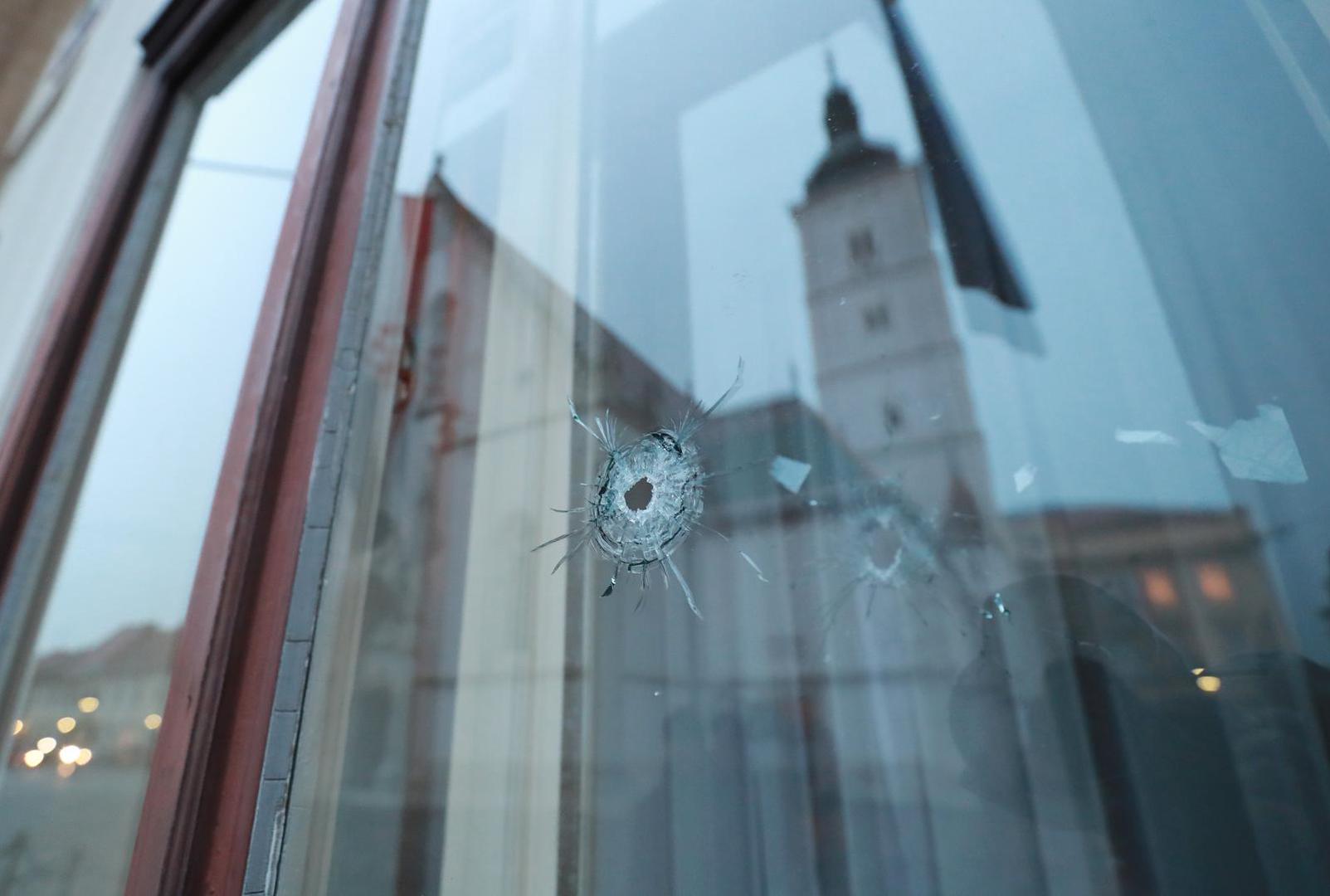 Na današnji dan, 12. listopada 2020. godine, Zagreb je potresla pucnjava na Markovu trgu, ispred zgrade Vlade Republike Hrvatske. Oko 8 sati ujutro 22-godišnjak je stigao je na trg naoružan automatskom puškom i otvorio vatru na policajce koji su osiguravali sjedište Vlade