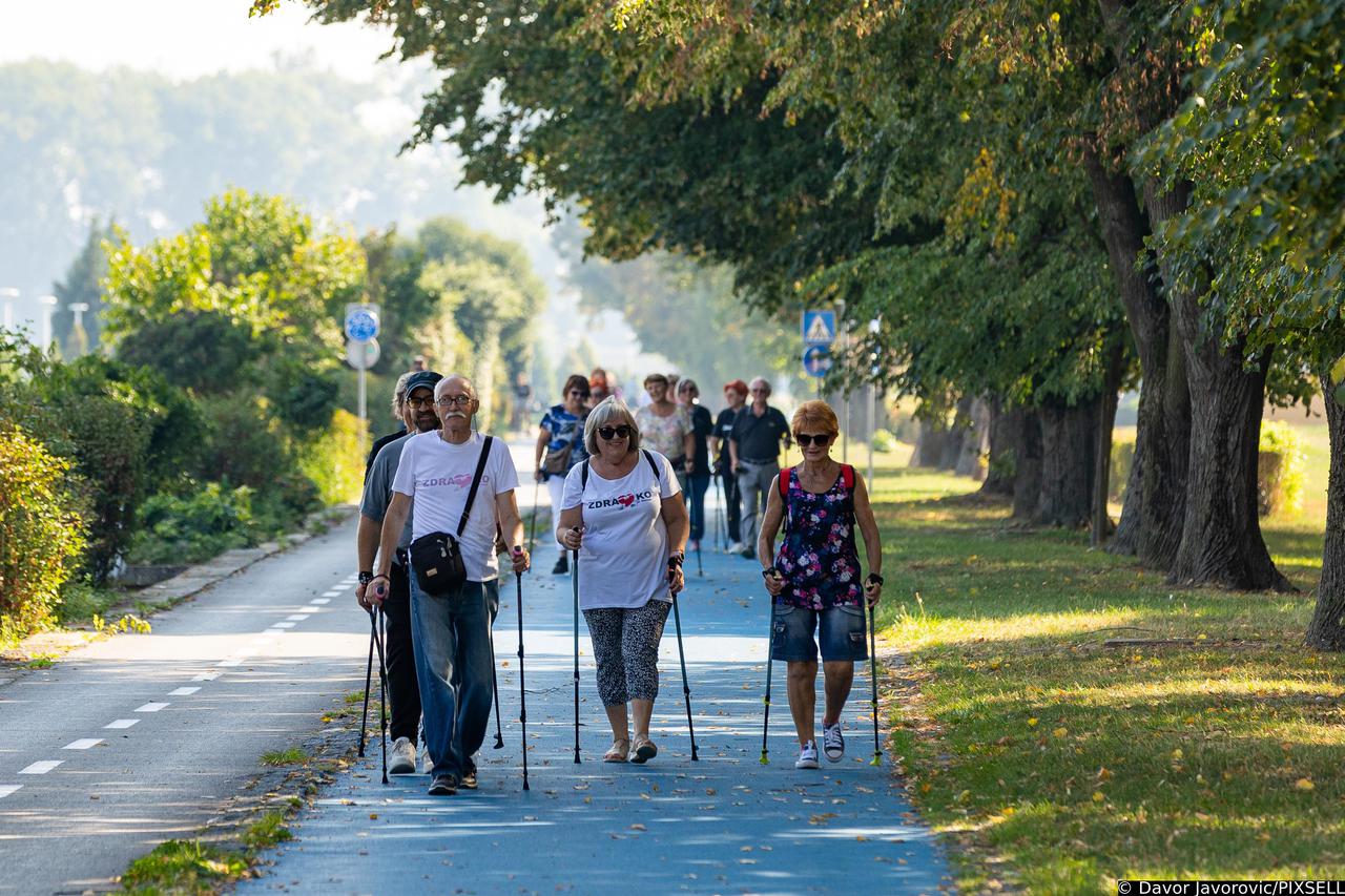 Osijek: U sklopu Gradskog saveza sportske rekreacije umirovljenici odrađuju trening nordijskog hodanja