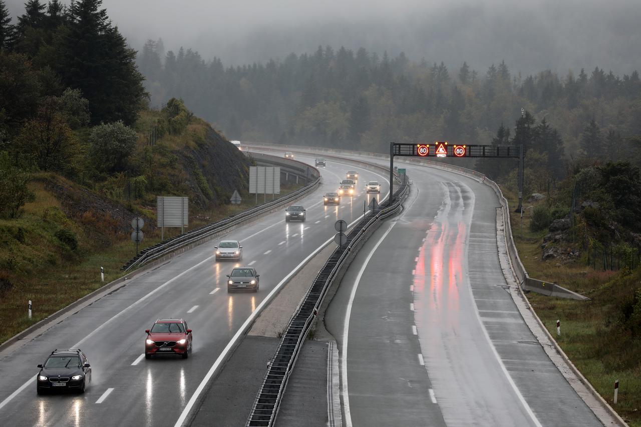 Delnice: Kiša, magla i vjetar otežavaju promet na autocesti A6