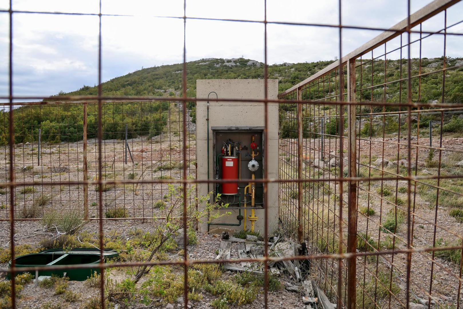 Hotel Velebitska kraljica, smješten na iznimno atraktivnoj lokaciji kod tunela Sv. Rok, danas je ruševina razbijenih prozora, uništenog interijera i okoliša prepunog smeća. 