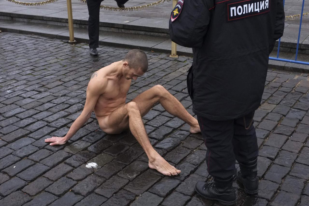 Ruski umjetnik prikovao genitalije za pod