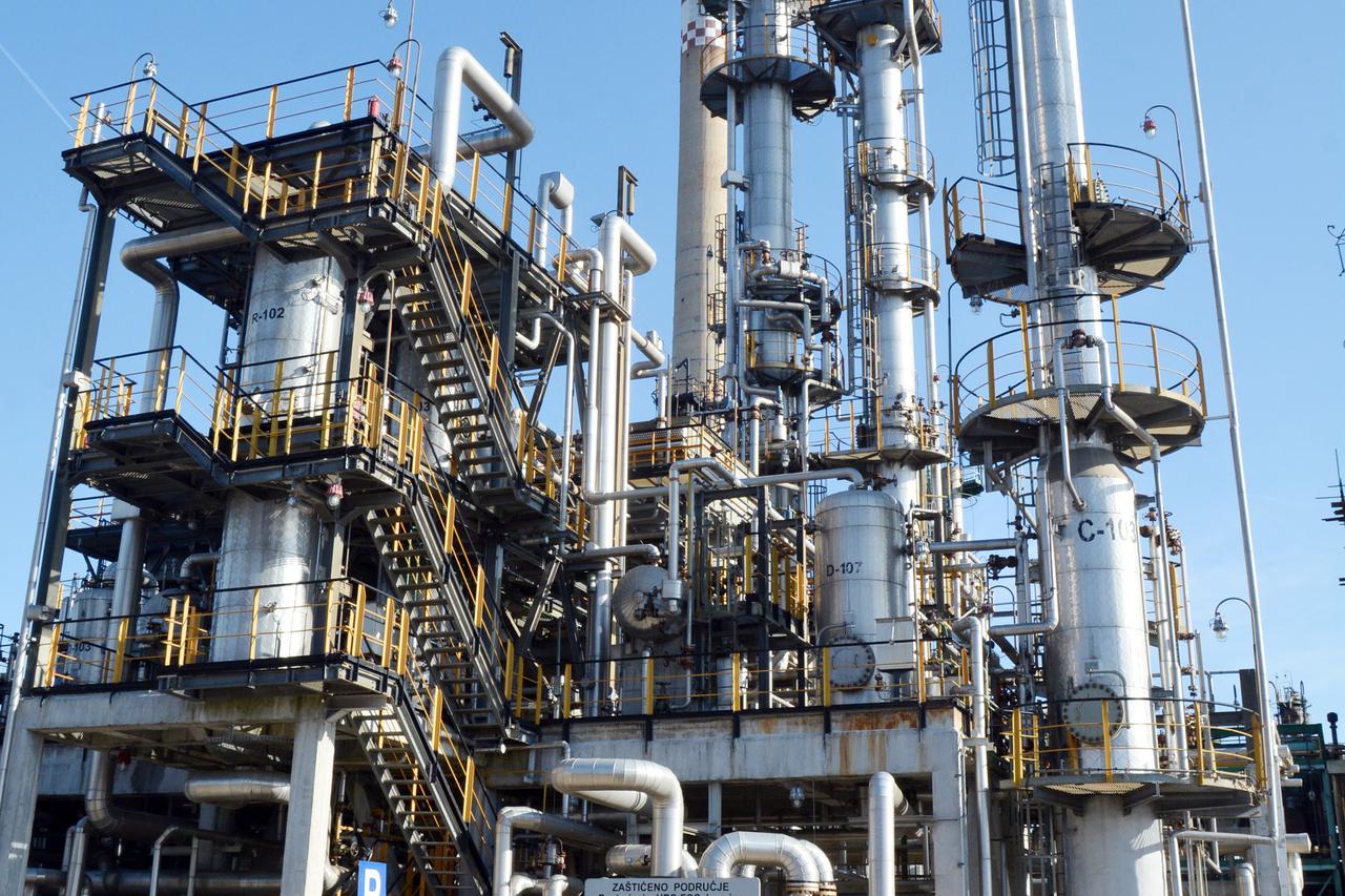 23.02.2017., Sisak - Premijer Andrej Plekovic sa suradnicima u pratnji predsjednika Uprave INA-e Zoltana Aldotta i direktora sisacke rafinerije Damira Butkovica obisao je pogone ove tvrtke. Photo: Nikola Cutuk/PIXSELL