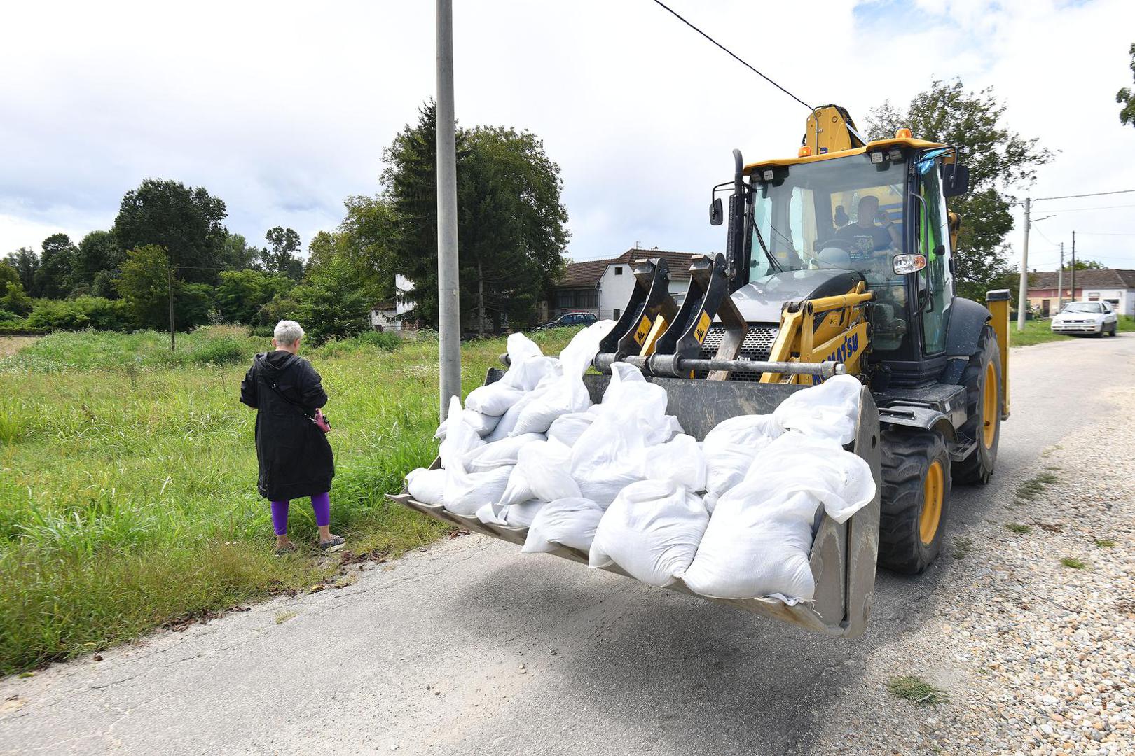 07.08.2023., Drnje- Rekordan vodostaj rijeke Drave gdje stanovnici rade zecje nasipe Photo: Vjeran Zganec Rogulja/PIXSELL