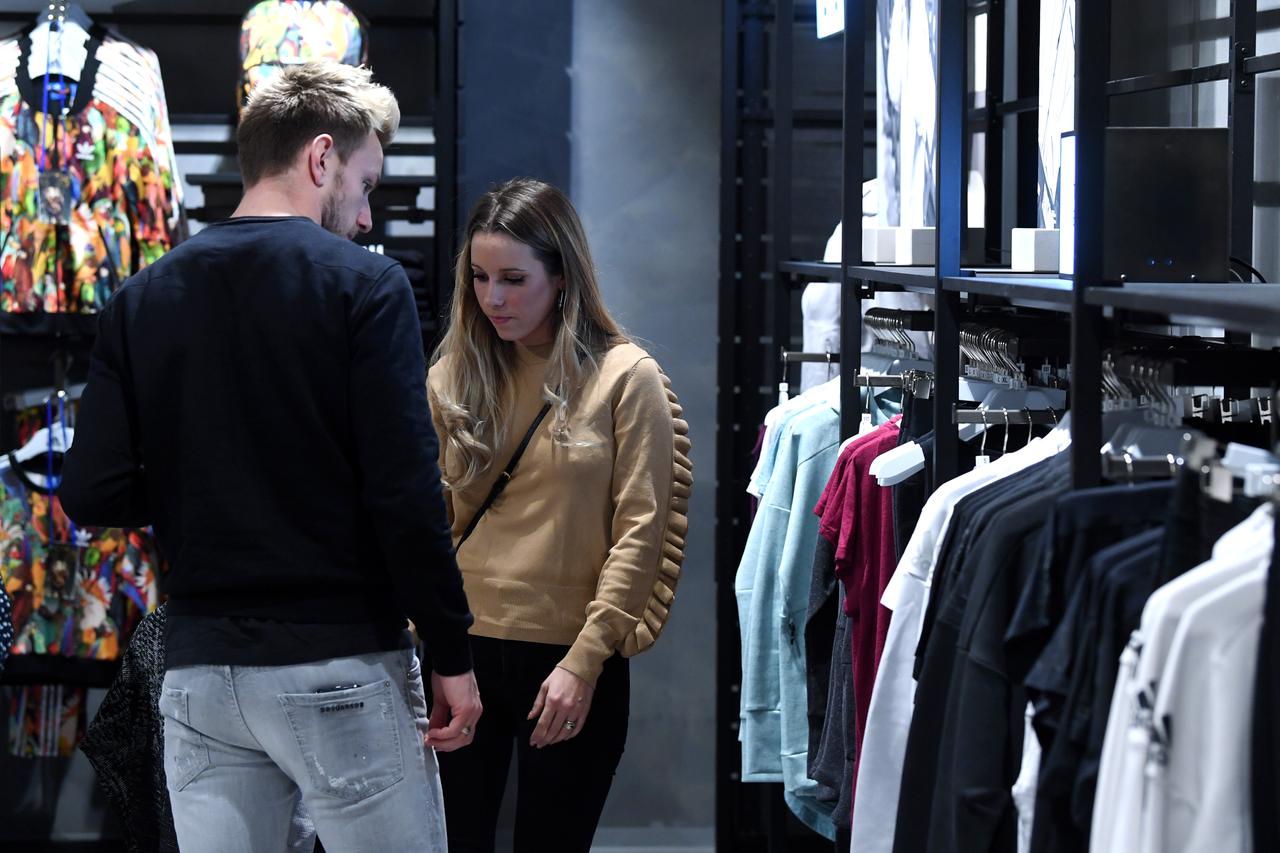 Zagreb: Ivan Rakiti? sa suprugom Raquel na otvorenju Adidas du?ana