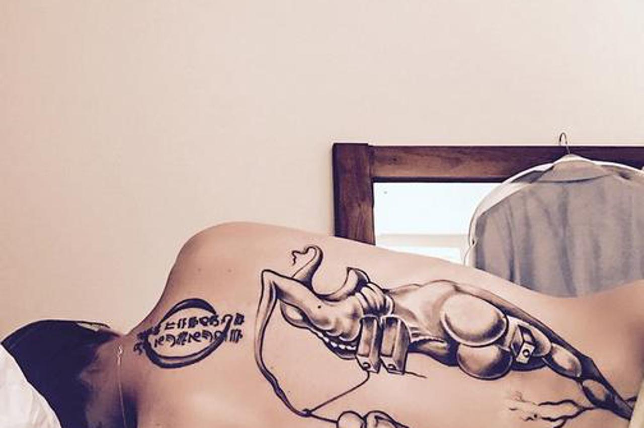 Ella Dvornik,tetovaža