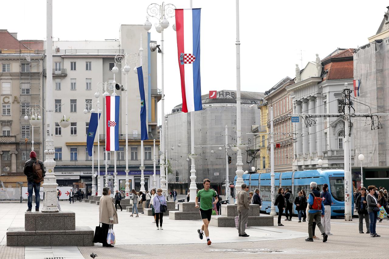 Povodom Dana državnosti i Dana grada Zagreba Trg bana Jelačića ukrašen je zastavama 