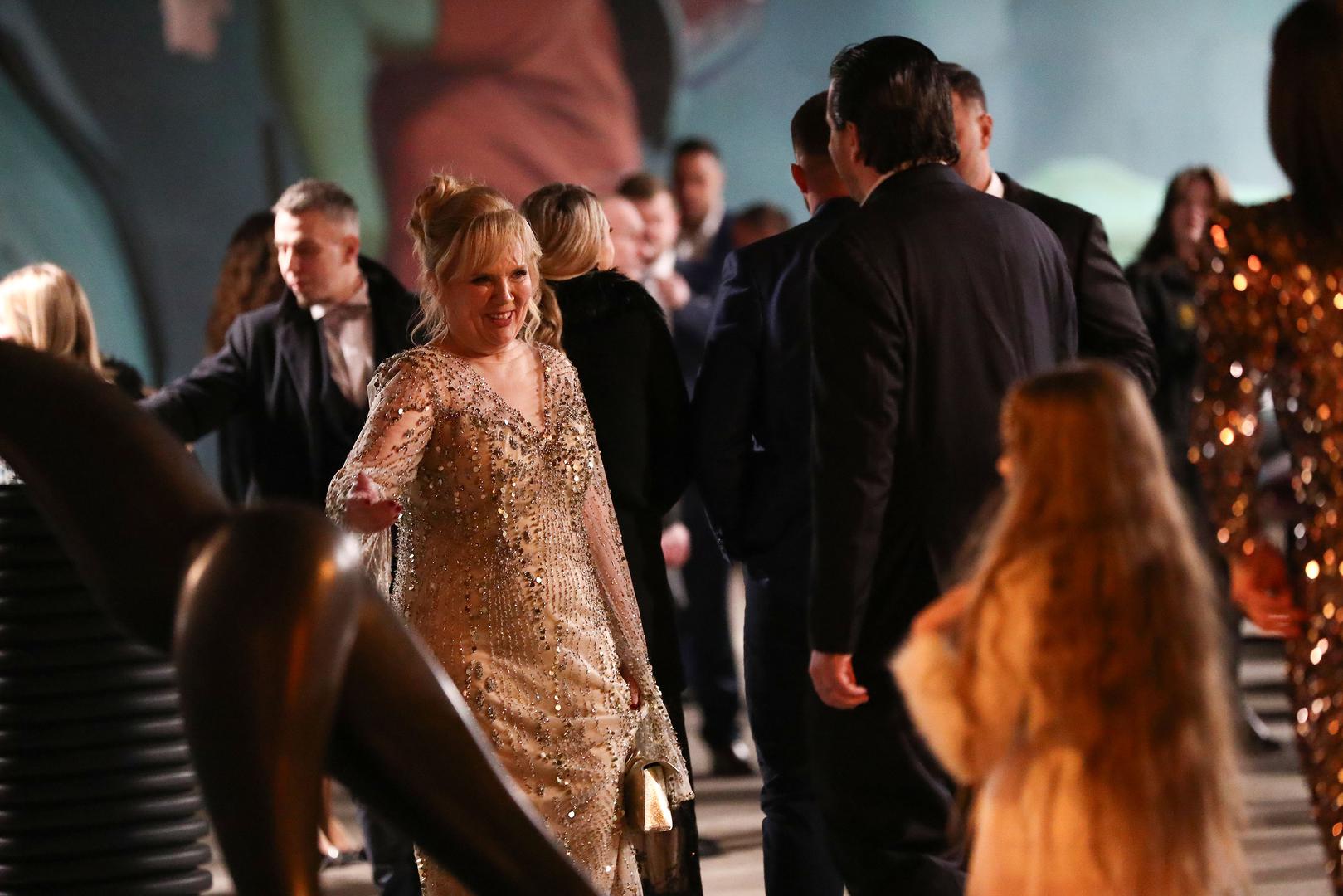 Sandra je blistala u bijeloj vjenčanici s čipkom, koju je potpisala hrvatska dizajnerica Matija Vuica. 