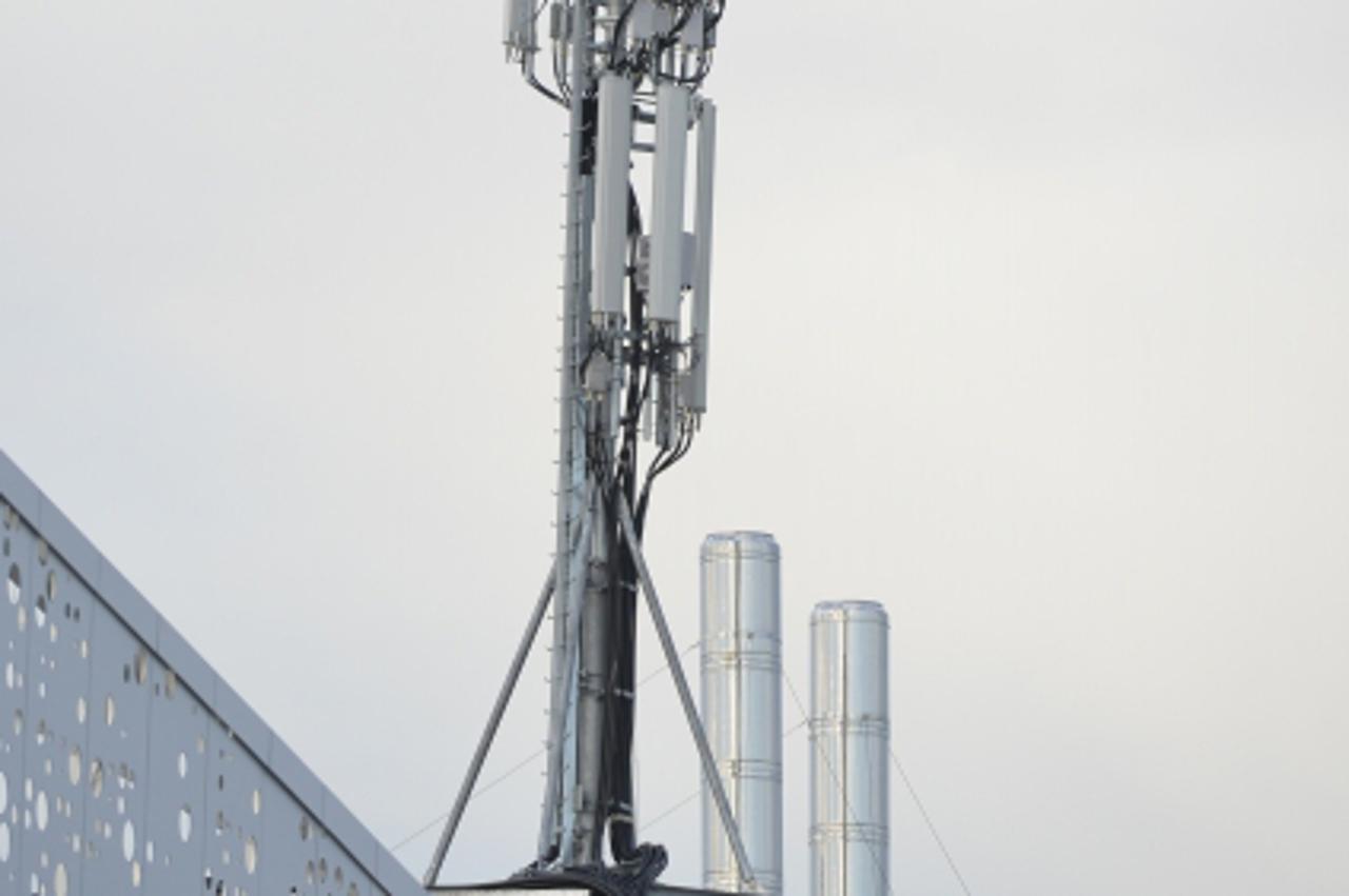 '26.09.2013., Zagreb - Vrbani III, prosvjed stanovnika zbog baznih stanica postavljenih na krovu novoizgradjenog Point centra.   Photo: Marko Lukunic/PIXSELL'