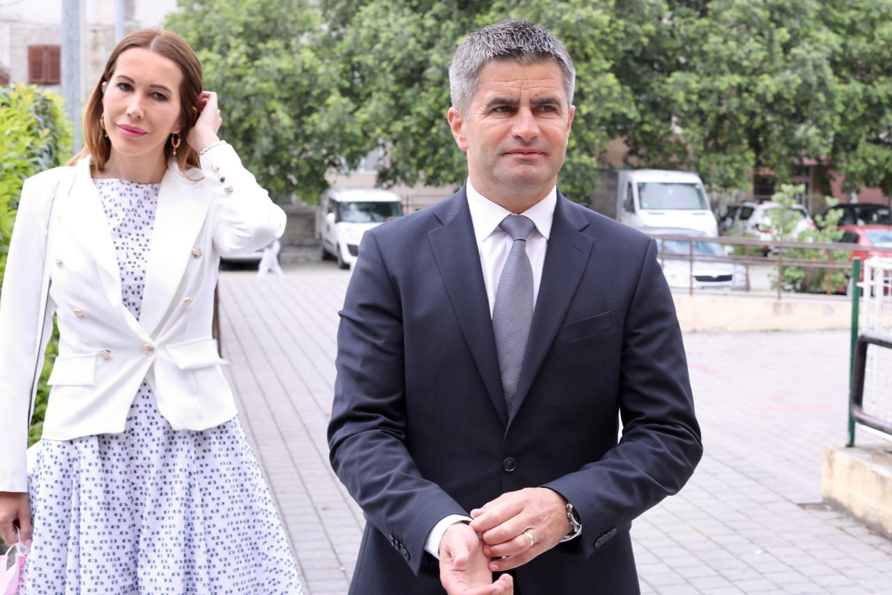 Split: Vice Mihanović sa suprugom Anitom stigao na glasovanje