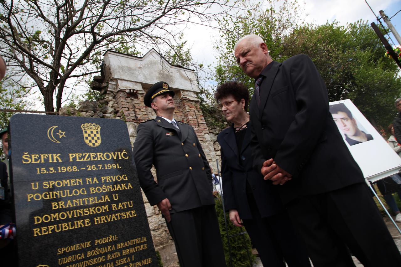 Kuljani: Otkriveno spomen obilježje Šefiku Pezeroviću, prvom poginulom Bošnjaku branitelju