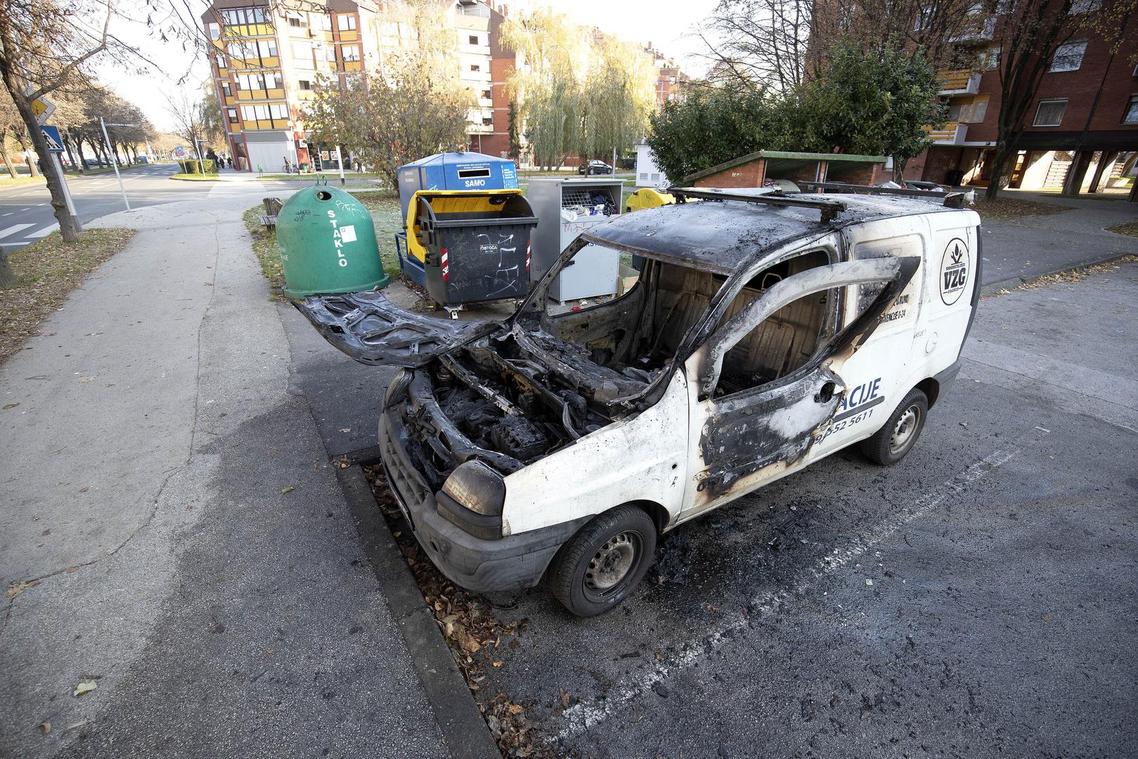 Požar se dogodio oko 01.30 sati u noći, a uzrok požara nije poznat, obavijestila je policija. 