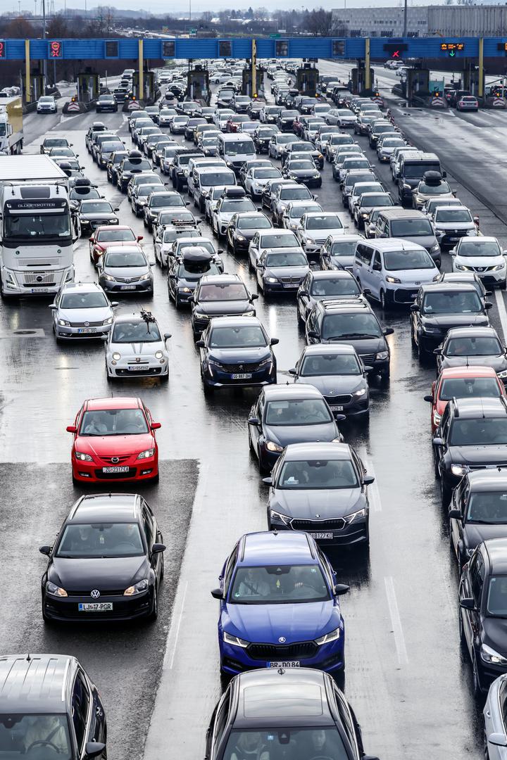Brojni građani već su danas krenuli prema skijalištima u susjednim zemljama, a HAK upozorava da su zbog pojačanog prometa moguća čekanja na Graničkom prijelazu Bregana. 