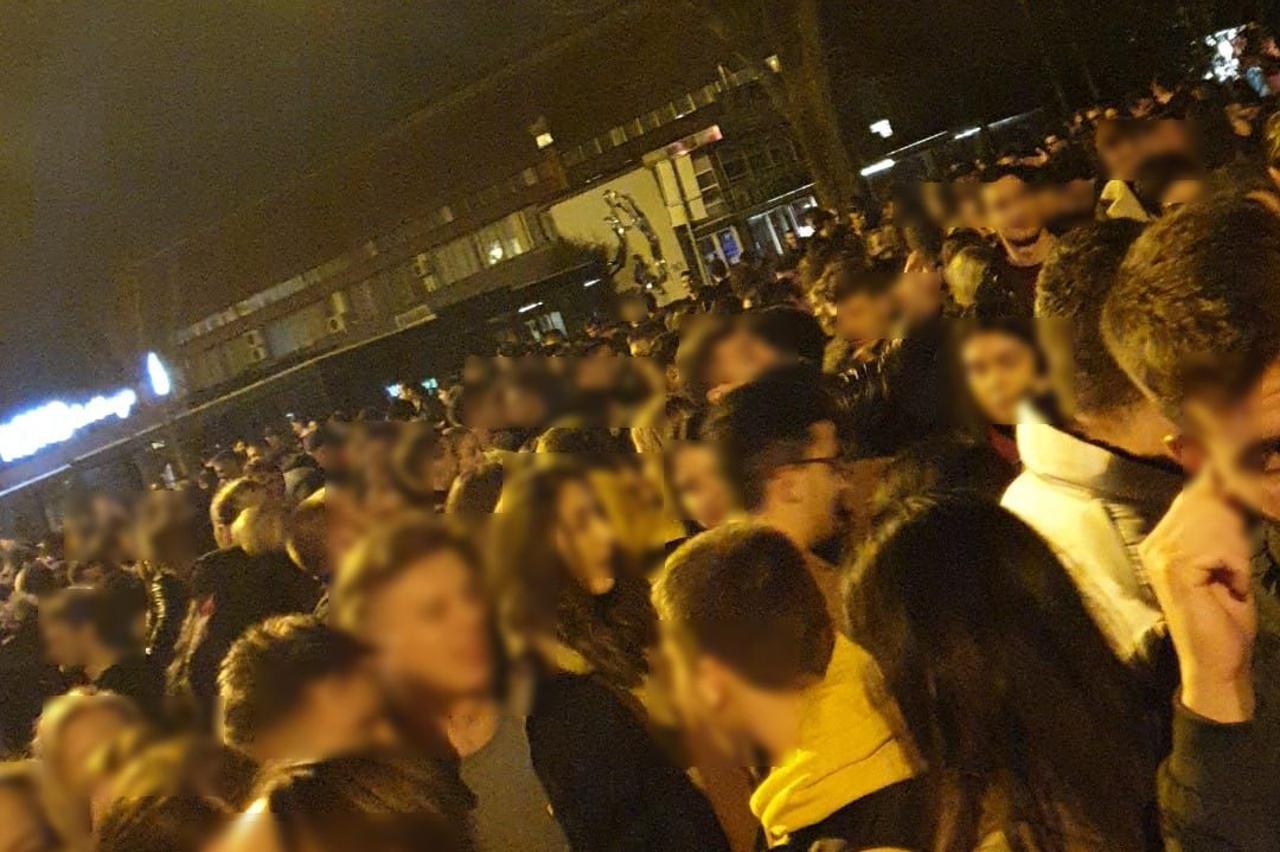 Studenti ispred doma Stjepan Radić