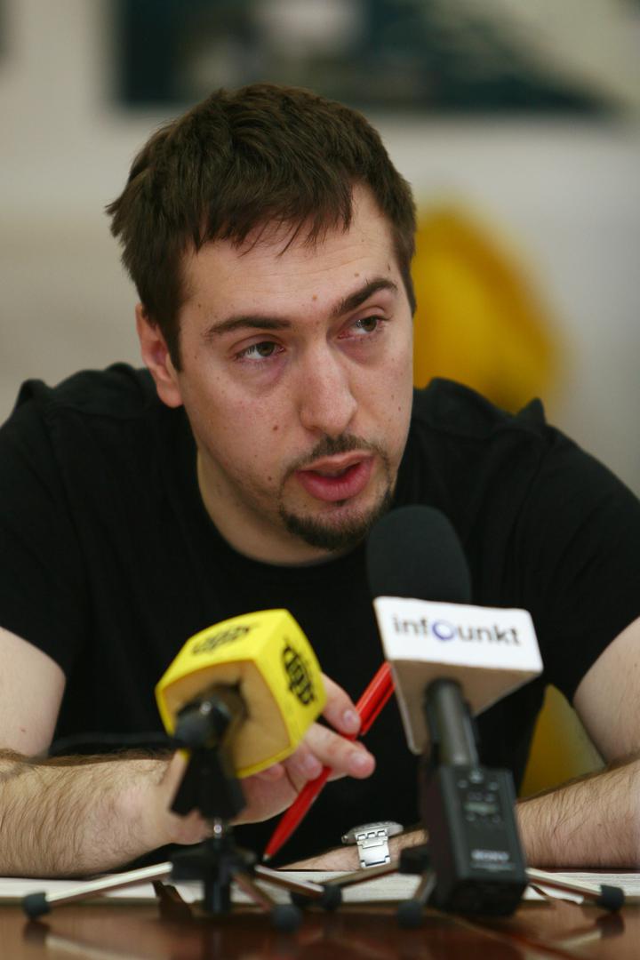 Zagrebački gradonačelnik diplomirao je politologiju na zagrebačkom Fakultetu političkih znanosti, a zatim magistrirao u Cambridgeu na području okoliša, društva i razvoja.