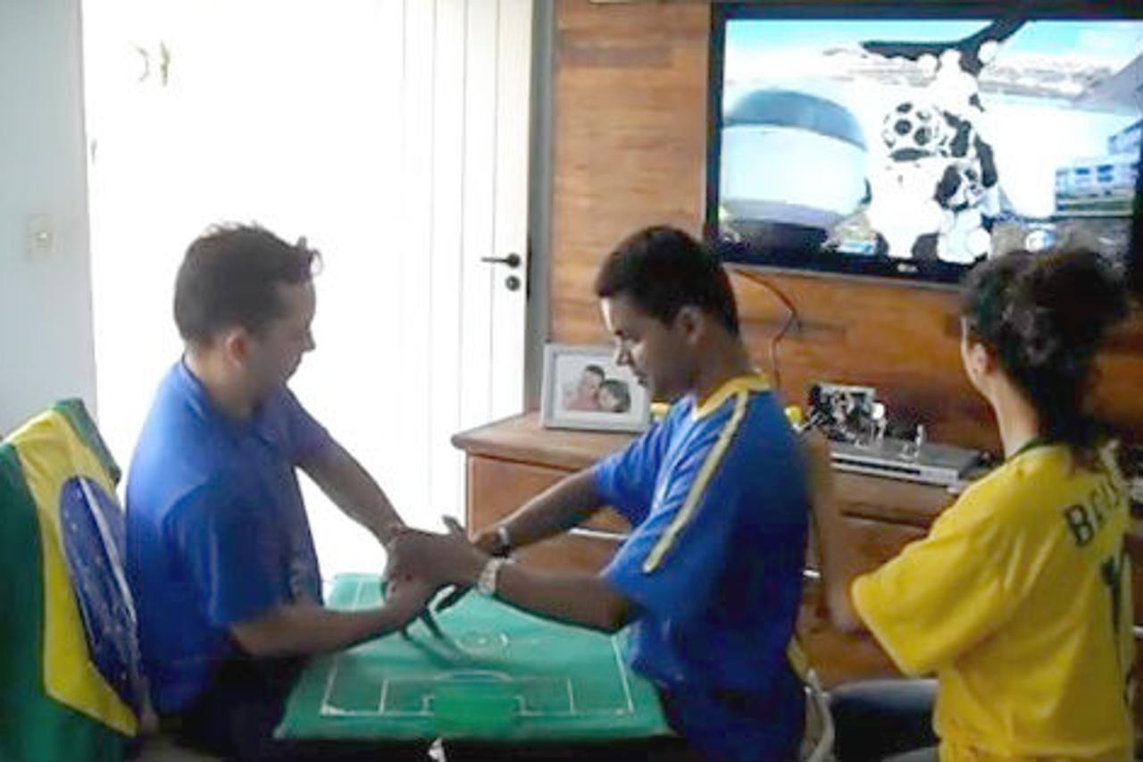 Prijatelju koji ne čuje i ne vidi pomogli da prati utakmicu