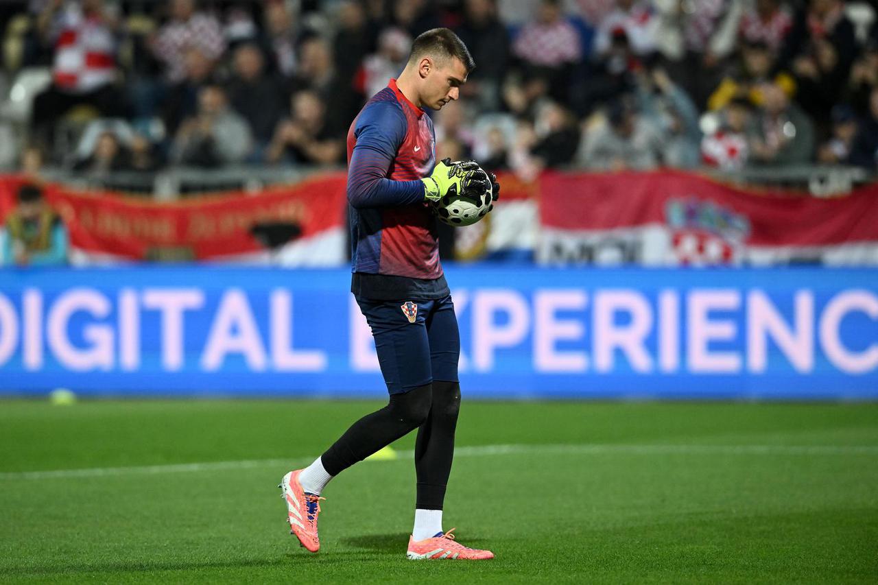 Rijeka: Zagrijavanje nogometaša uoči početka utakmice između Hrvatske i Farskih otoka u kvalifikacijama za FIFA Svjetsko prvenstvo