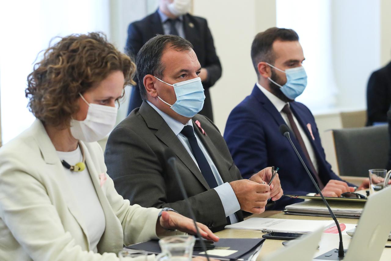 Plenković: Virus je ozbiljna prijetnja, nažalost pandemija se ubrzava