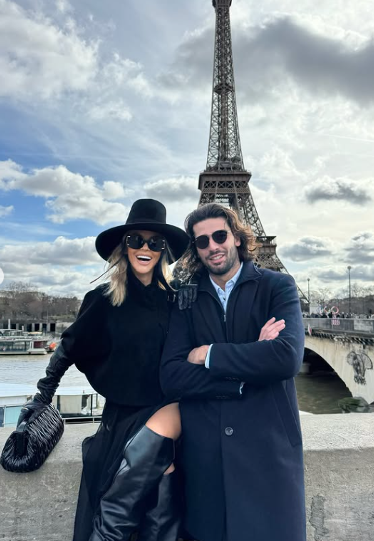 "Kada žena ne izabere novac...", "Prekrasno, samo uživajte i ne obazirite se na zavidne ljude, ima ih posvuda", "Wow, prekrasni ste, a posebno tvoj outfit Majo", "Prezgodna Maja", samo su neki od komentara obožavatelja. 