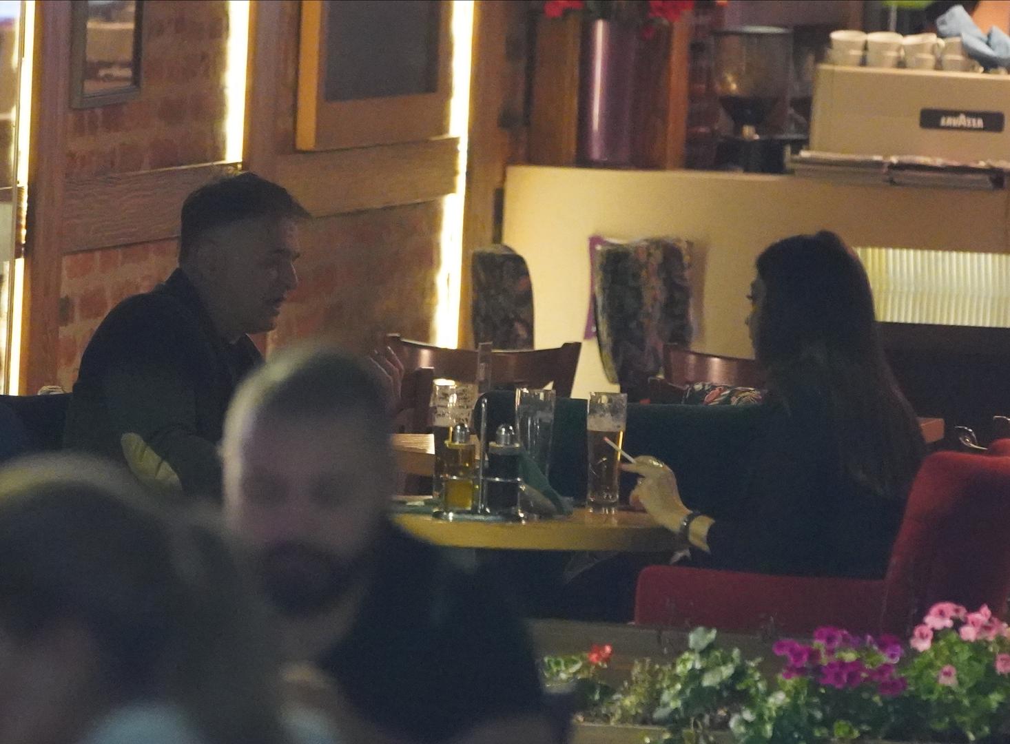 Dok policija provodi istragu u spomenutim slučajevima glumac, kojeg smo gledali i u RTL-ovoj seriji "Pogrešan čovjek" uživa u ljubavnoj romansi s nepoznatom crnkom.