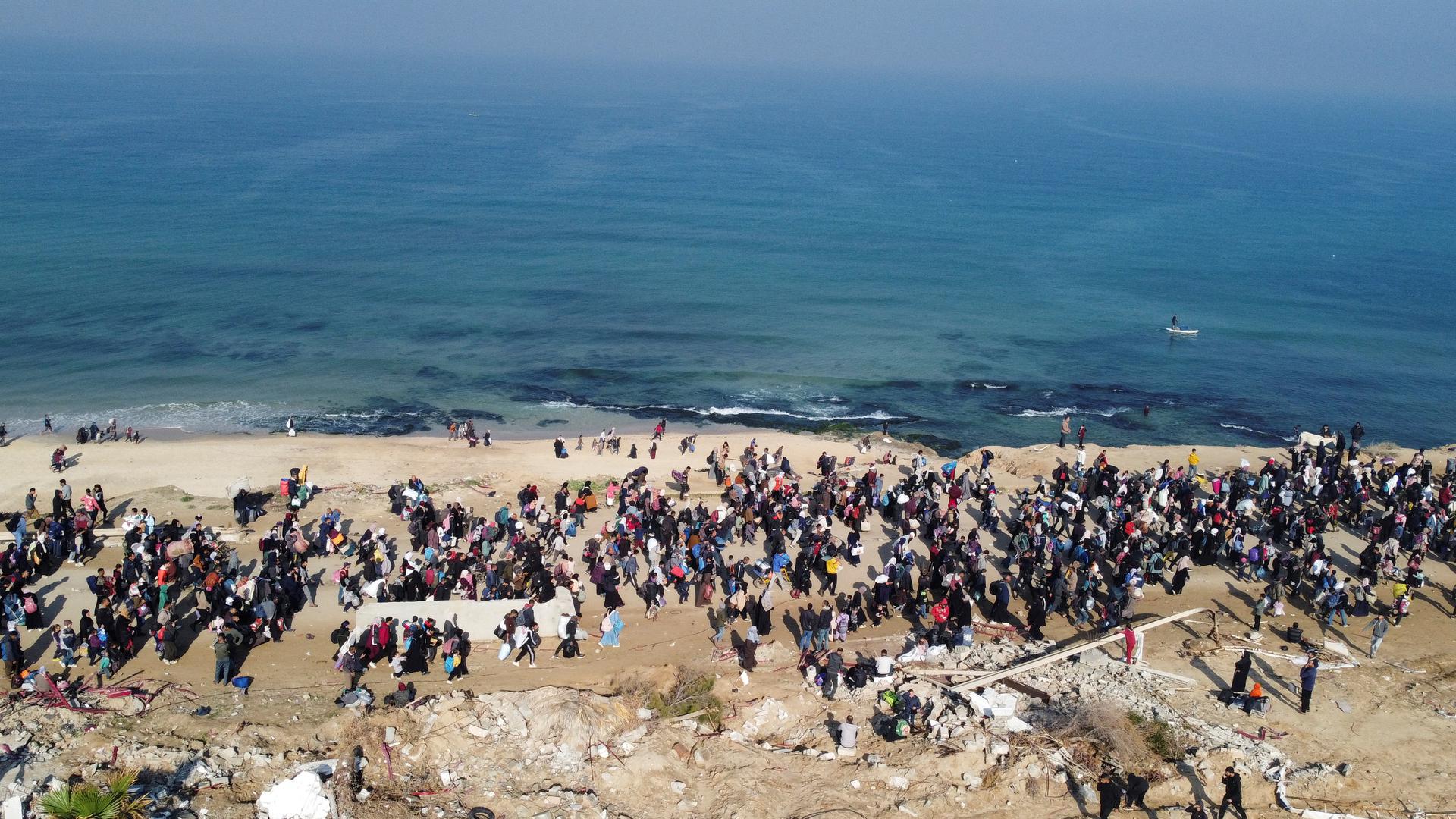 Kad su počele curiti vijesti da će prijelazi biti otvoreni, tisuće raseljenih obitelji klicale su u skloništima i šatorskim kampovima. "Nema spavanja, imam sve spakirano i spremno za polazak s prvim svjetlom dana", rekla je Ghada, majka petero djece. "Barem se vraćamo kući, sada mogu reći da je rat gotov i nadam se da će ostati mirno", rekla je Reutersu putem chat aplikacije. 