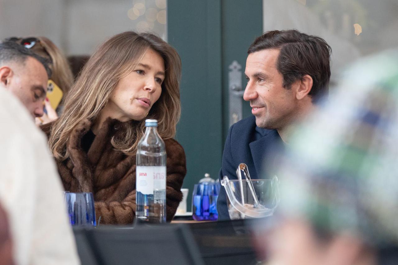 Dubrovnik: Dobro raspoloženi supružnici Srna na Stradunu nazdravili Staroj godini