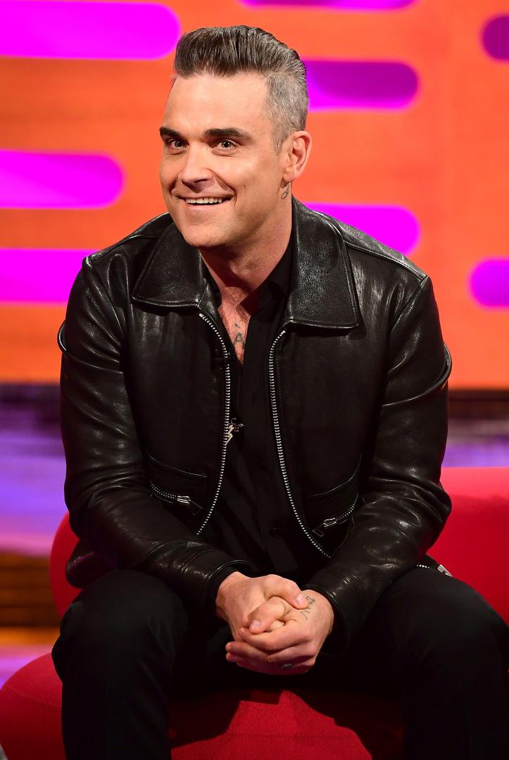 Robbie Williams smirio se otkako je u braku s, ali prije toga imao je velikih problema s drogom i alkoholom. Kažu kako ovisnici jednu ovisnost zamijene drugom, pa je tako i glazbenik ovisnost o drogi i alkoholu zamijenio ovisnosti o seksu.